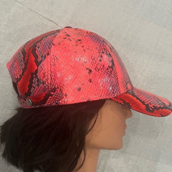 [OS]Steve Madden Pink and Black Faux Snake Skin Snap Back Cap - Picture 1 of 7